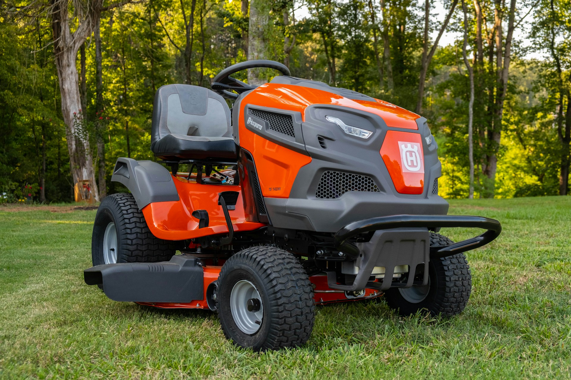 Czy można wlać olej samochodowy do kosiarki? Unikaj tego błędu!