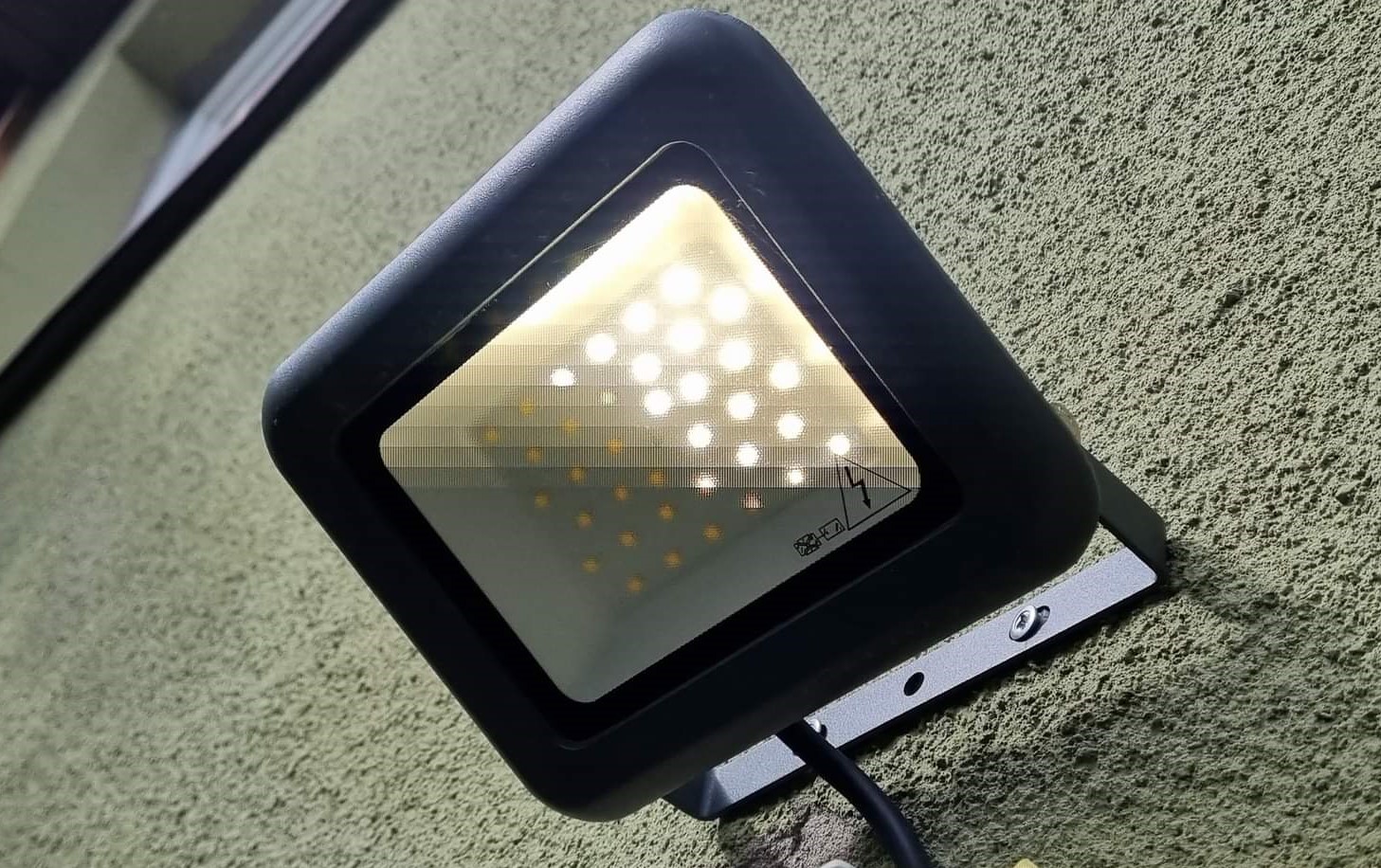 Jak podłączyć halogeny LED 230V? Prosty przewodnik krok po kroku